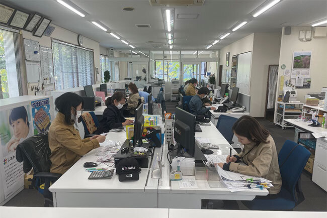 システム支援会社の協力ですっきりしたオフィス。最新鋭の複合機も活躍している