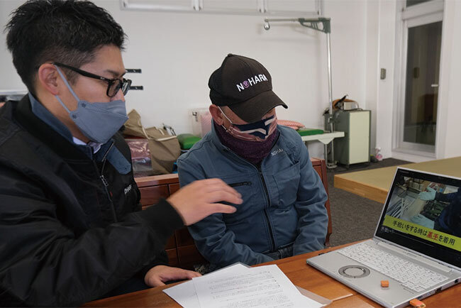 自ら作成した動画マニュアルをチェックする野原常務