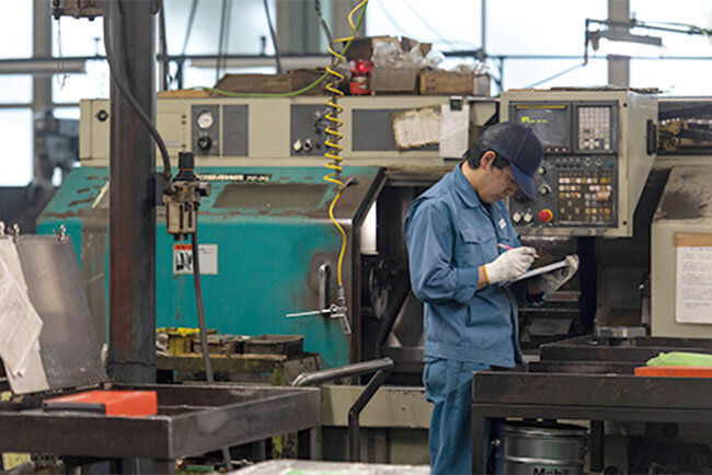 工場内のCNC旋盤ライン