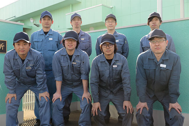 堀越社長（前列左）と社員