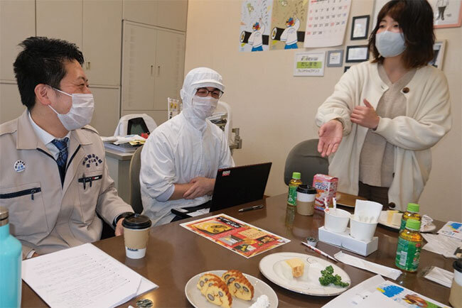 「丹波黒入り伊達巻」（手前）を発案した藤本さん（右）。本業は販売管理だが、インスタグラムや商品開発でも活躍している