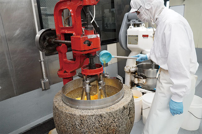 今も石臼を使い、きめ細やかに混ぜ合わせている