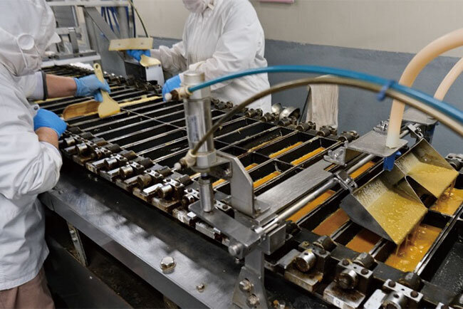 自動化された製造工程中も、職人の手を入れてよりきれいに焼き上げていく