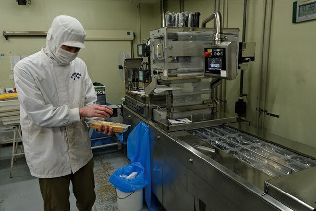 窒素充填によって賞味期限が伸びる包装機械（副工場長 石原さん）