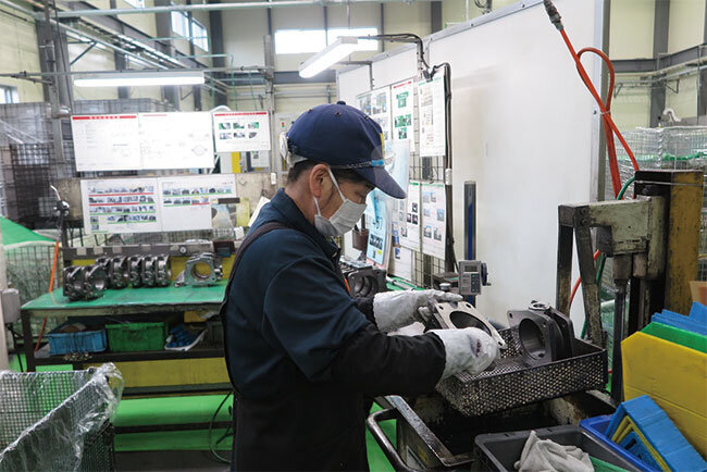 製品の検査をする従業員