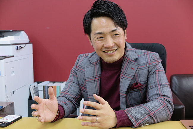 起業から現在までの歩みを語る竹内代表