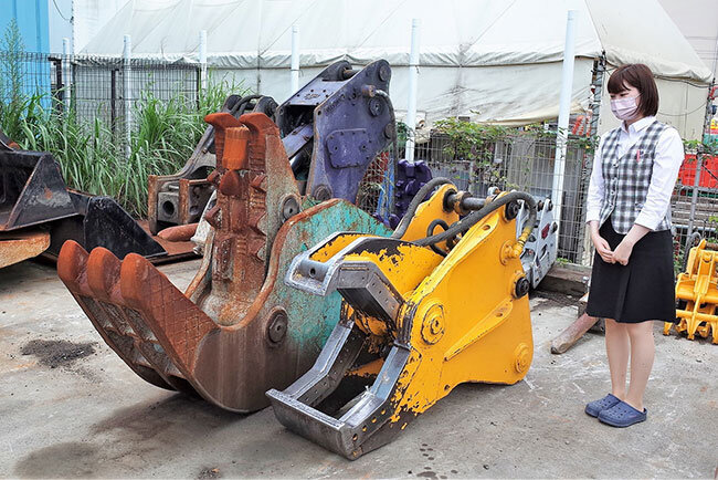 コンクリート圧砕用のアタッチメント。間近でみると、その大きさに驚く