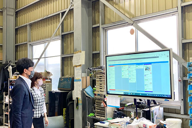 修理工場にはインタラクティブホワイトボードが設置され、作業状況が「見える化」されている