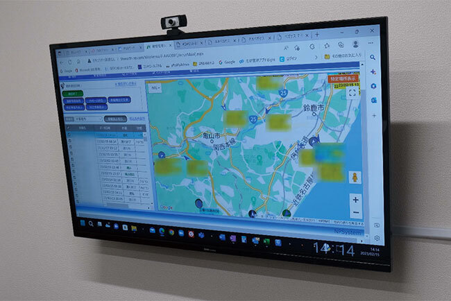 社長室のディスプレイに映し出された地図。配送中の車両の位置やドライバー名が記されている