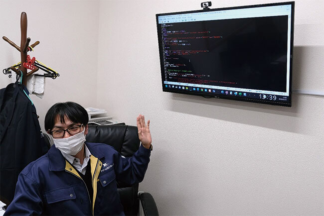 自ら作ったプログラムを示す渡邉社長