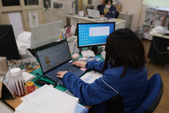 事務員は全員が2つの画面を使って作業効率を高めている