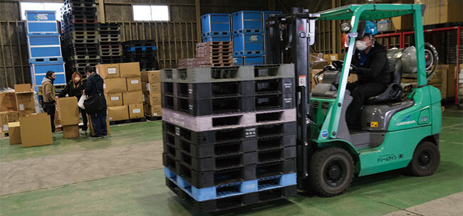 多くの人が働いている本社の倉庫