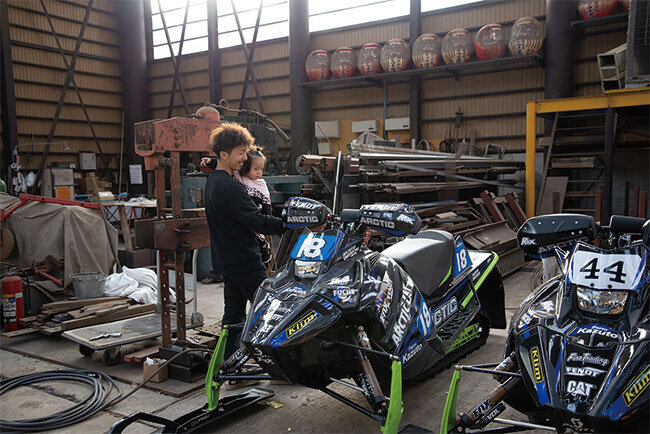  農閑期の冬場はスノーモービルを駆使してさまざまな仕事にあたる。スノーモービルのレースにも参戦し、輝かしい戦歴を持つ。雪の積もった畑が練習場だ