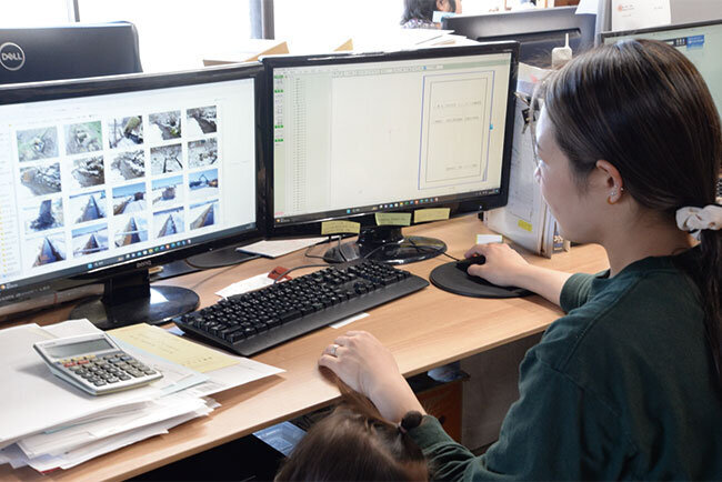 収穫期には毎日のように大量の伝票を処理する事務の業務。さらにタケウチ建設での現場管理台帳作成用の写真整理業務も行っており、大量のデータの保管も必要となる