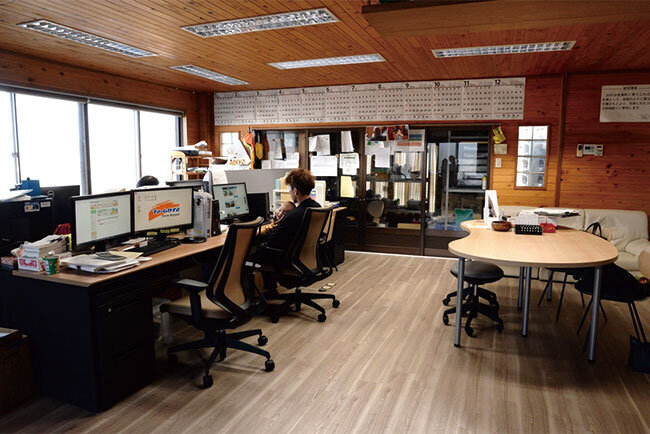 床材が張り替えられ、デスクやテーブルなどの什器も一新した事務所。あふれかえっていた紙の伝票類もなくなり、すっきりとした