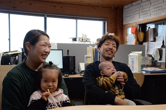 事務所では竹内夫妻の子どもたちも一緒に過ごしている