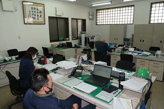 社是を掲げるトクシュ技研のオフィス。紙の書類が以前と比べ少なくなっている