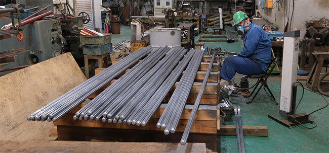 クロムめっき用高性能陽極を製造する従業員