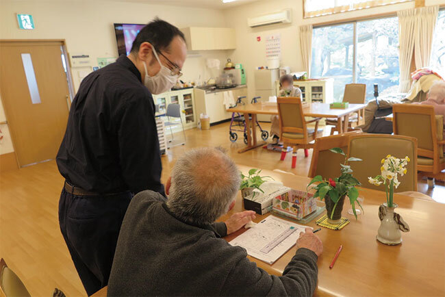 利用者と会話が弾む堀内事務長