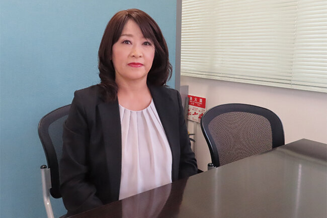 ICTの導入において陣頭指揮をとる新井知子専務取締役。パソコンインストラクターの資格を活かし、事務スタッフへの指導も手掛けている