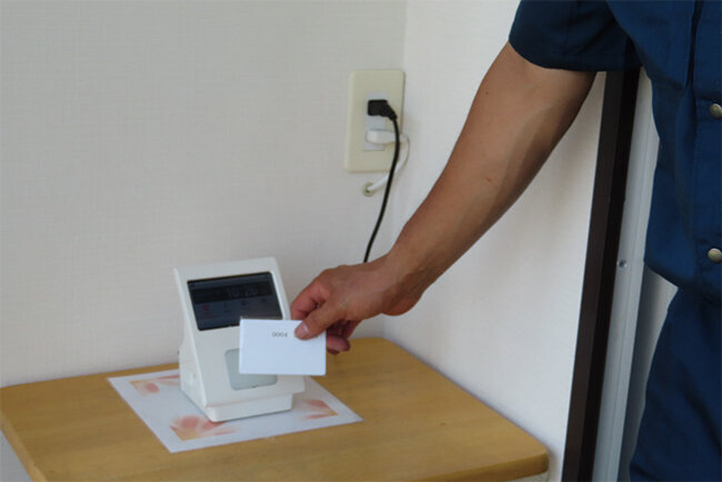  2023年から出退勤の認証にはタッチ式のカードを導入。読み取りエラーが生じにくくなった。出退勤データはクラウド上で共有され、自動で集計される