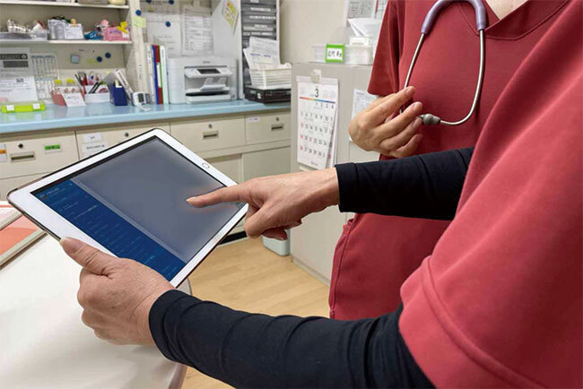 タブレット端末で情報を確認する様子