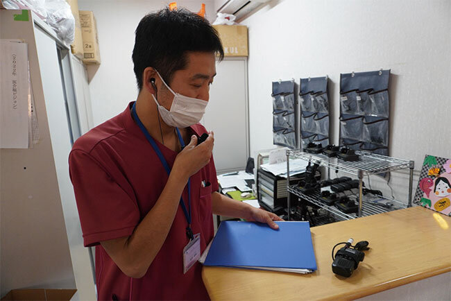 インカムを活用することで情報伝達を迅速かつ正確に行っている