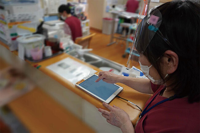 タブレット端末を使って情報を入力する様子