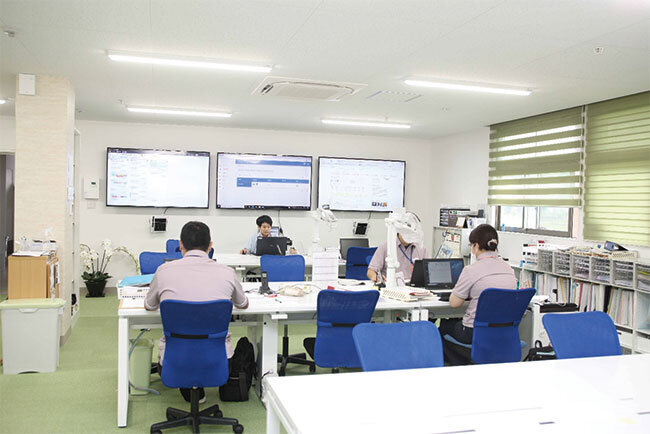 3つの大型モニターを設置した在宅医療センター悠