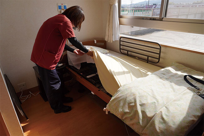 見守りセンサーを備えている個室のベッド