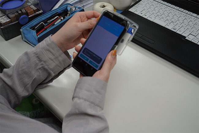 スマートフォンなどの端末をICタグにかざすだけで簡単にシステムにアクセス