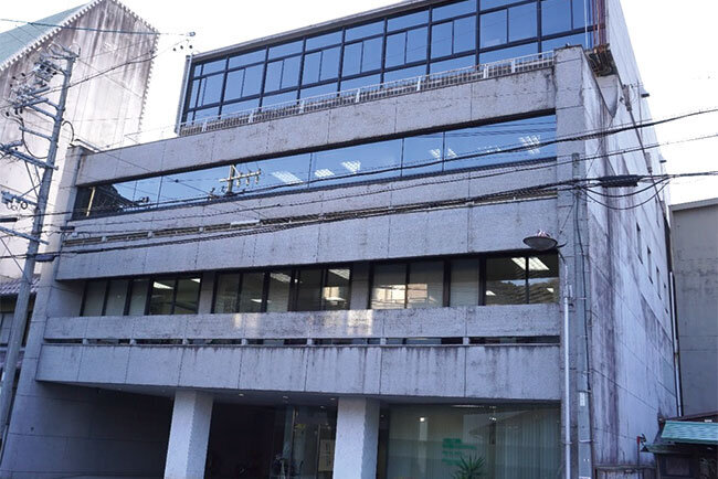 日建ヘルスメディカルの本社の外観