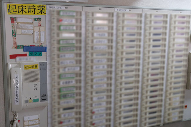 入居者一覧と電話機。ナースコールが鳴ると、ここで誰が鳴らしたかをチェックし、電話を掛けていた