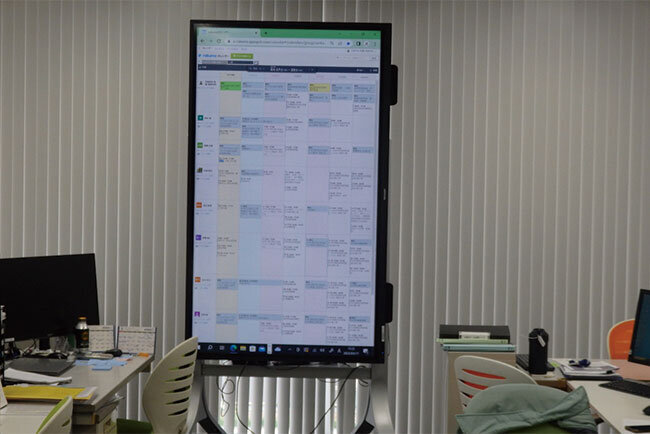 幸手支店の事務フロアに設置された大型モニター