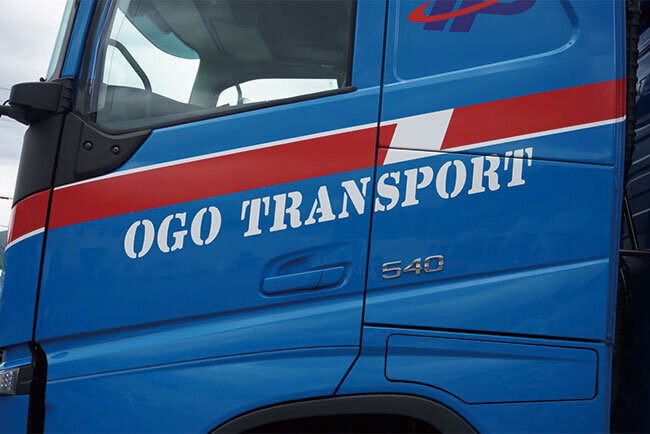 車両に記されている小河運送のコーポレートロゴ