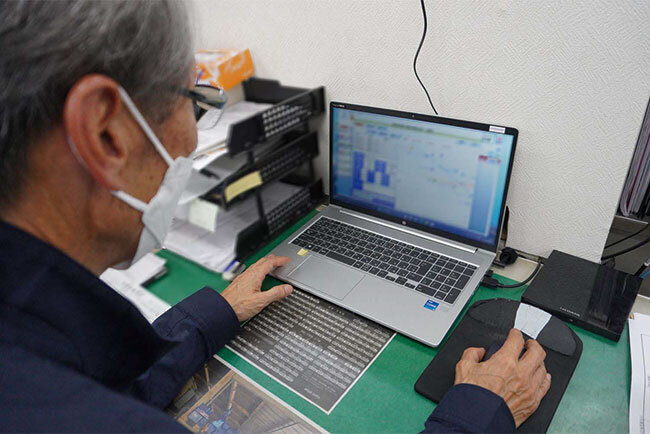 小河運送が活用している運行管理システムを操作する様子