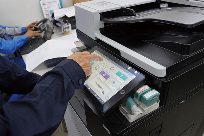 操作モニターで印刷内容を確認する様子