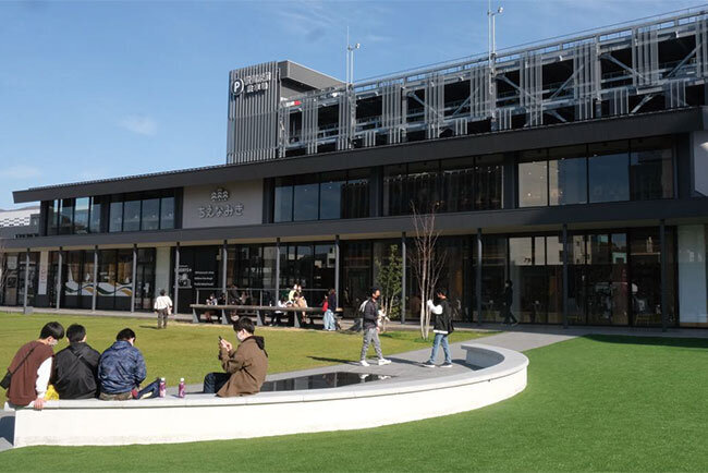 再開発施設「otta」の芝生広場。親子連れや観光客の姿が多く見られた