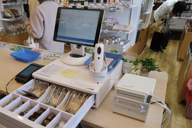 現金にもカードにもスムーズに対応できるタブレットPOSレジ
