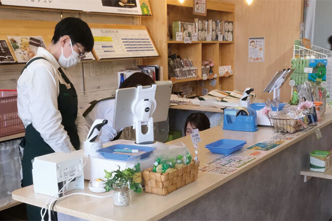 カウンターの上もさっぱりしている敦賀駅前店のカウンター