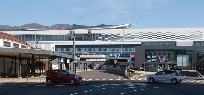 在来線の敦賀駅の奥に見える北陸新幹線の新駅舎