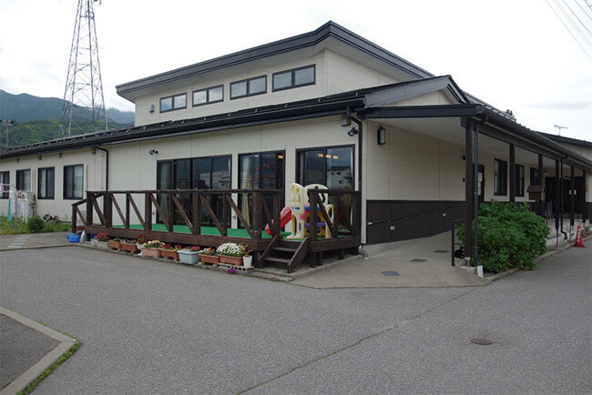 「宅幼老所あずま家」と「住まい処よろず家」が入る建物