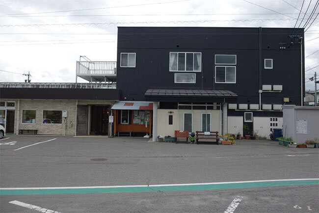 「宅幼老所あずま家　河原町」が入る建物。2階は「メゾン　河原町」