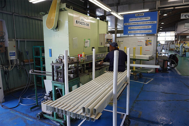 工作機械を活用した浴室ドアの生産工程