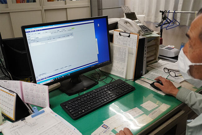 販売管理システムを活用する様子