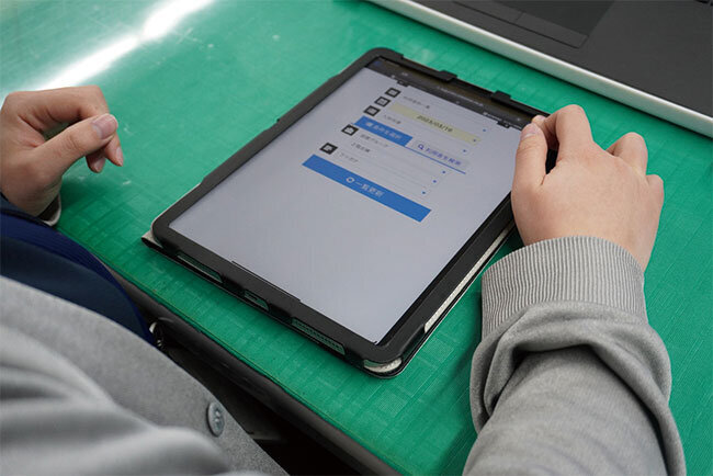 介護支援システムと連動したタブレット端末を使用する様子