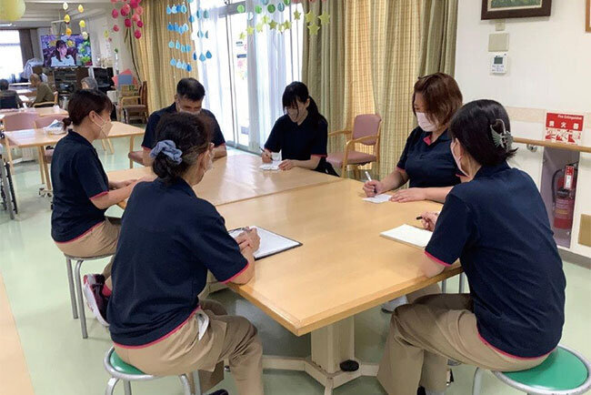 QCサークルのミーティングに取り組む職員たち