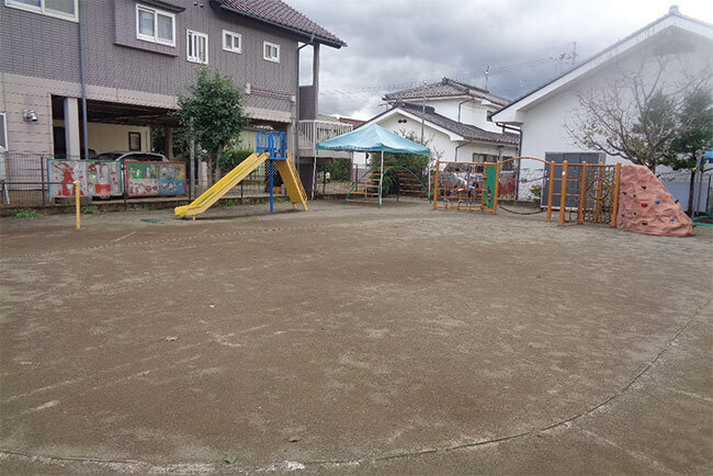 広い園庭に様々な遊具が置かれている臼田保育園