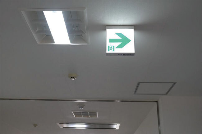 天井に設置されたLEDの誘導灯