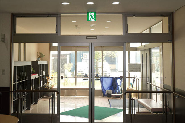 出入口の天井に設置された表示板も、LED化された